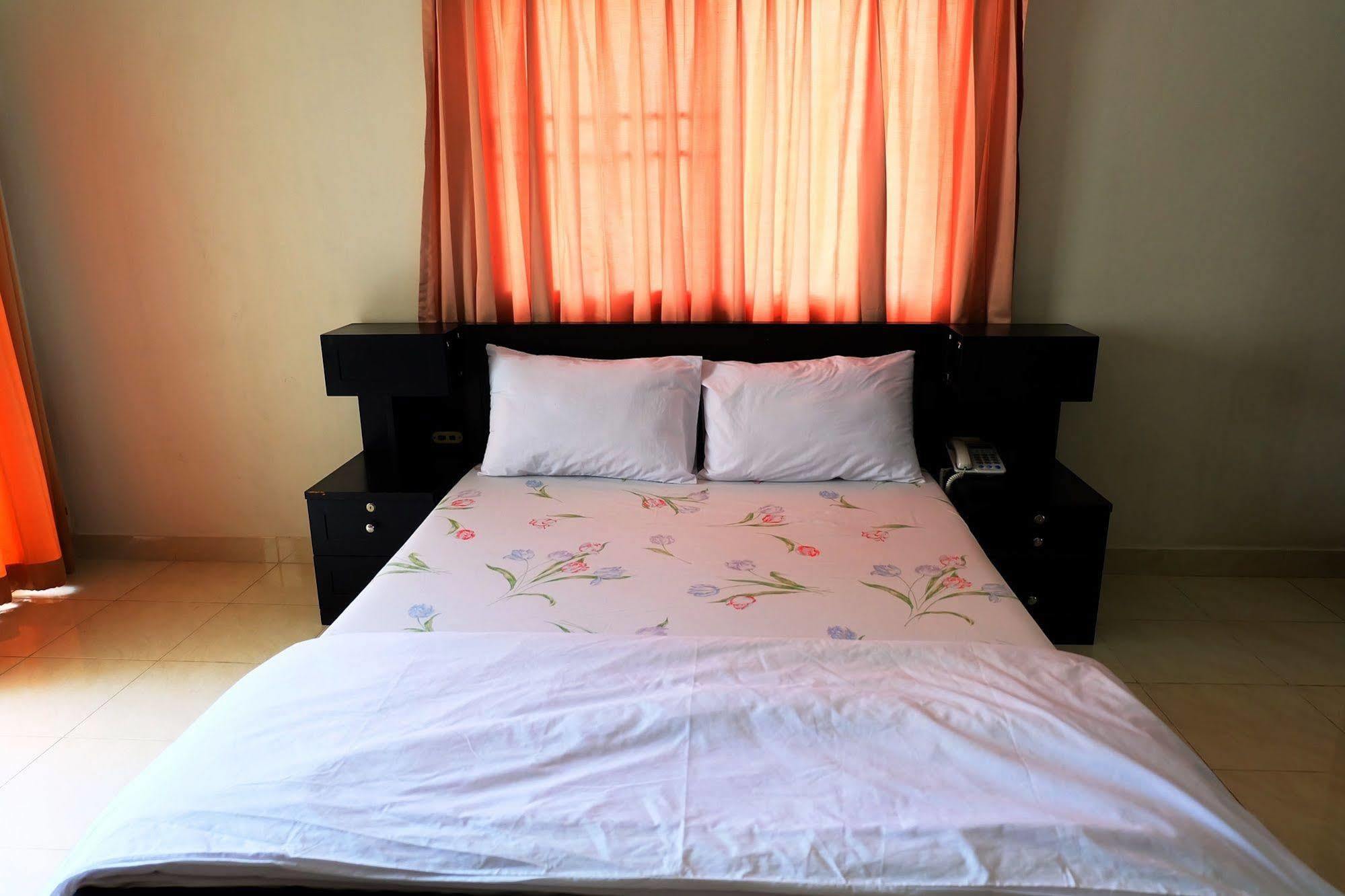 Larrivee Hotel Bang Bo Buitenkant foto